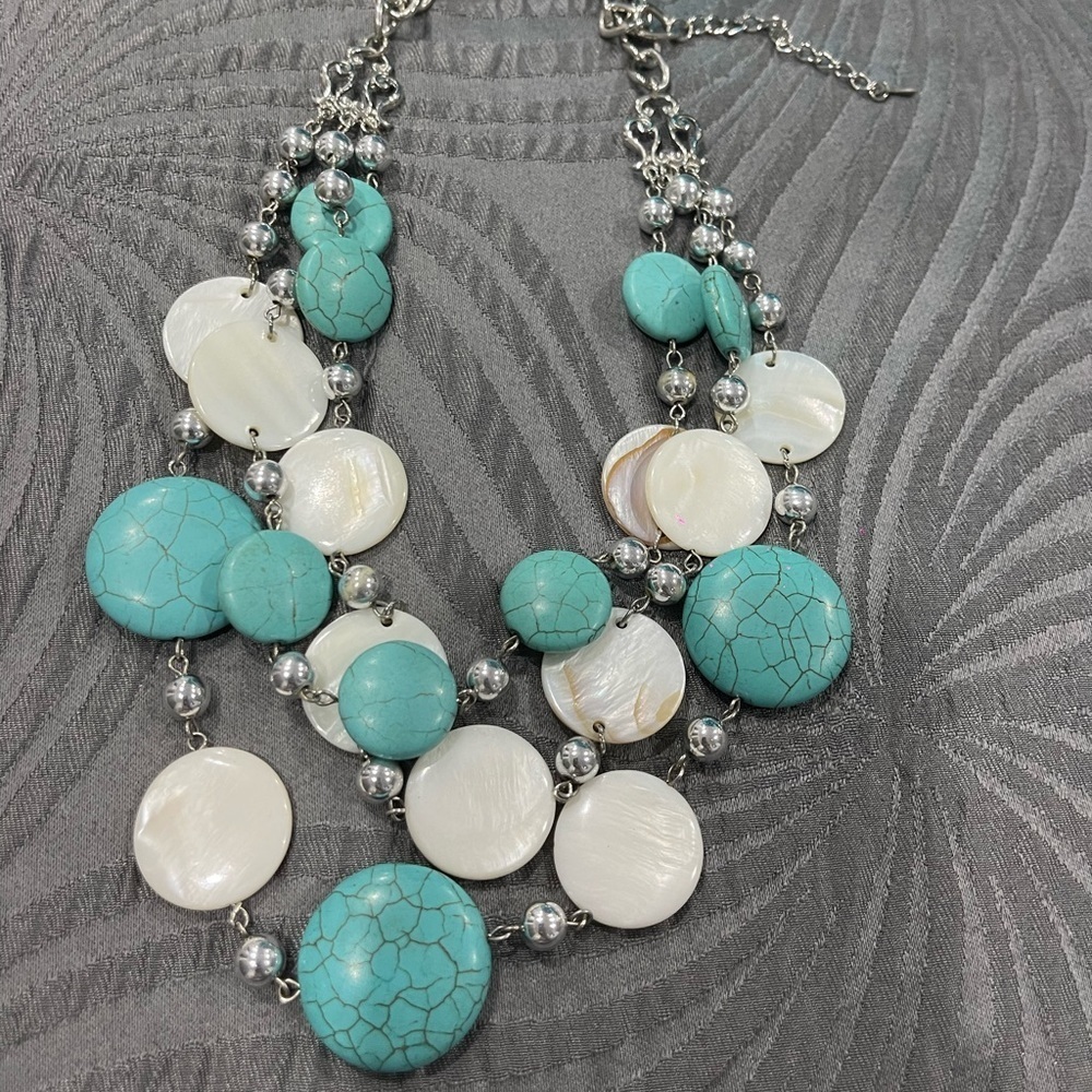 Beautifullllll Necklace in White pearl and aqua used once only